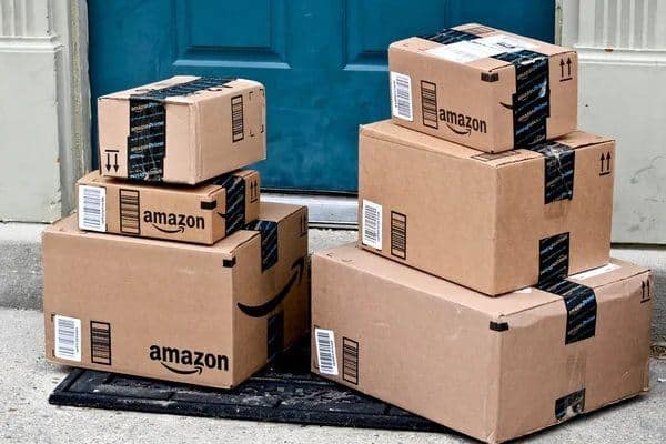 Paquetes de productos de Amazon en la puerta de casa